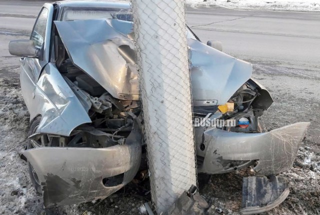 В Челябинске лишенный прав водитель сбил пешехода и врезался в столб