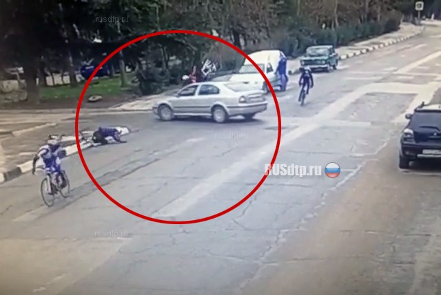 В Алуште автомобиль сбил подростков на велосипедах