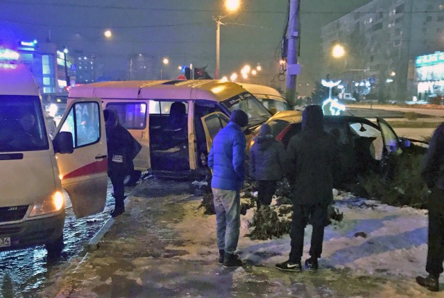 Трое пострадали в ДТП с участием двух маршруток и автомобиля в Волжском