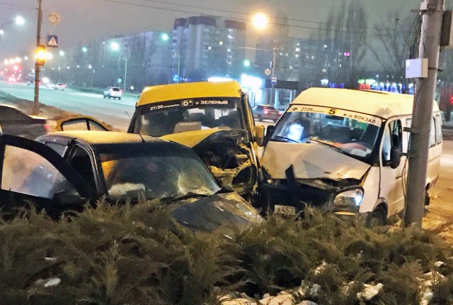 Трое пострадали в ДТП с участием двух маршруток и автомобиля в Волжском