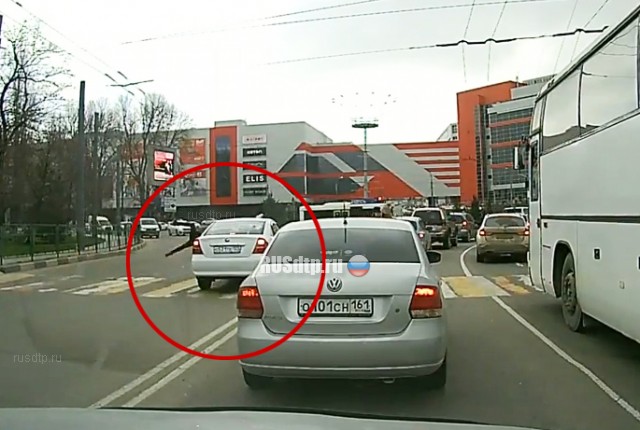 Видеорегистратор запечатлел, как таксист-нарушитель сбил двух девочек в Новороссийске