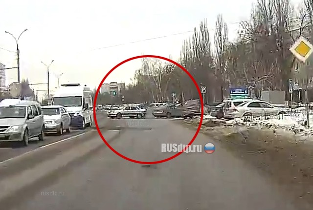 Момент массового ДТП на улице Циолковского в Липецке запечатлел видеорегистратор