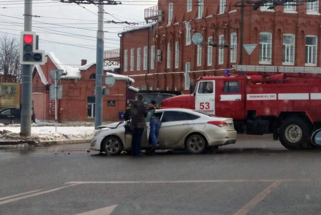 Во Владимире столкнулись Hyundai и пожарная машина