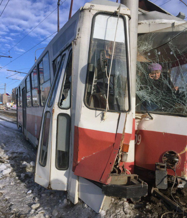 9 человек пострадали в ДТП с участием трамвая в Ульяновске