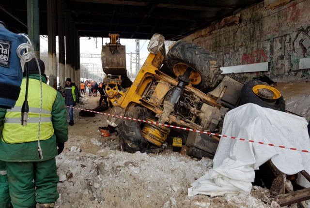 В Москве электричка столкнулась с трактором