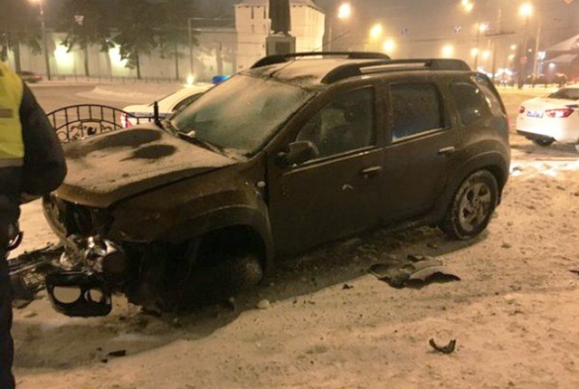 В Ярославле пьяный водитель врезался в забор на Богоявленской площади
