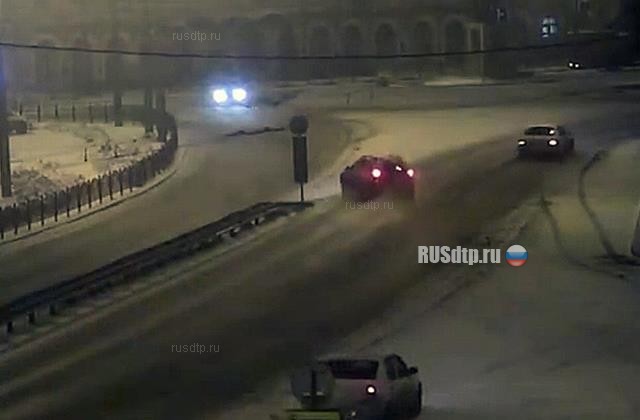В Ярославле пьяный водитель врезался в забор на Богоявленской площади