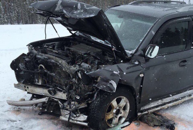 В лобовом столкновении «Toyota Land Cruiser» и «KIA Rio» в Коми погиб человек