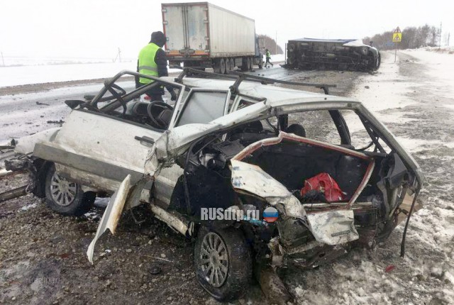 Водитель и пассажирка «Лады» погибли в массовом ДТП под Ульяновском