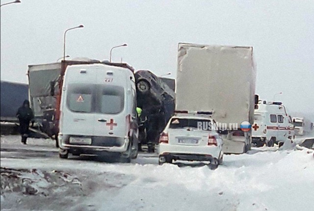 Водитель КАМАЗа погиб в лобовом столкновении грузовиков на трассе М-7 в Татарстане