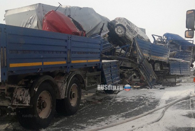 Водитель КАМАЗа погиб в лобовом столкновении грузовиков на трассе М-7 в Татарстане