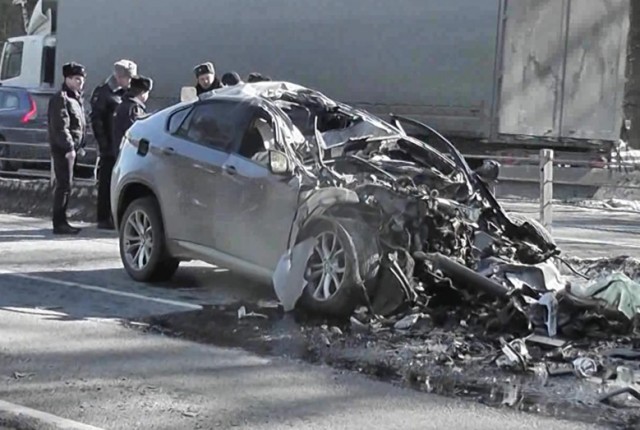 BMW на скорости 140 км/час столкнулся с дорожной техникой на Минском шоссе