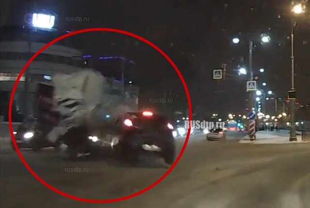 Жесткое ДТП на улице Репина в Екатеринбурге запечатлел видеорегистратор