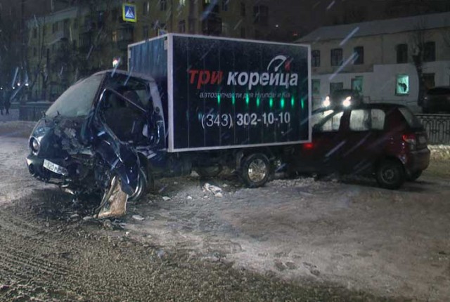 Жесткое ДТП на улице Репина в Екатеринбурге запечатлел видеорегистратор