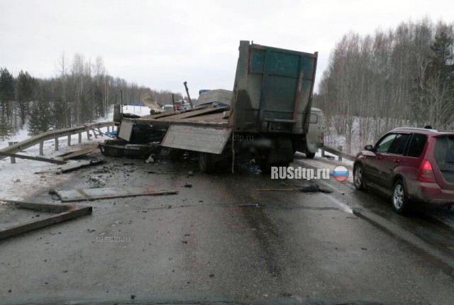 Два человека погибли в ДТП с участием автобуса и грузовика в Томской области