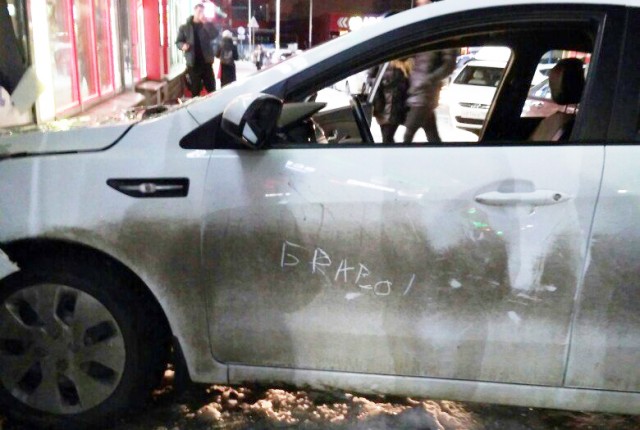 В Мурино пьяный водитель на KIA Rio врезался в магазин косметики