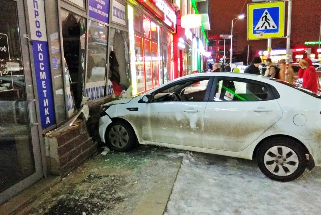 В Мурино пьяный водитель на KIA Rio врезался в магазин косметики