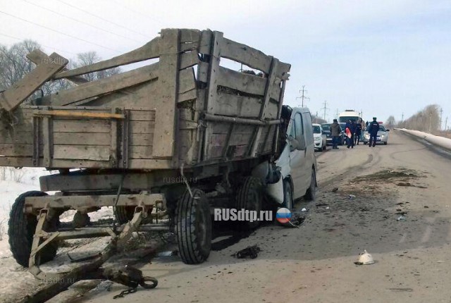 В Башкирии микроавтобус завалило навозом после столкновения с трактором