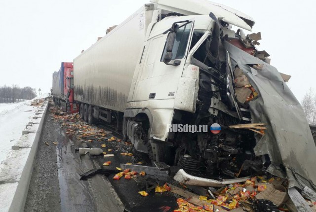 Дальнобойщик погиб в массовом ДТП с участием трех большегрузов под Сызранью