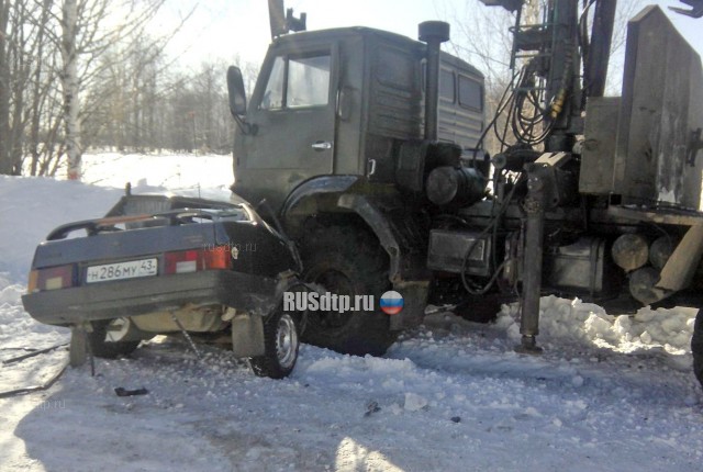 Женщина на ВАЗ-21099 погибла в ДТП с КАМАЗом в Кировской области