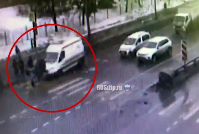 Скорая сбила несколько человек на Липецкой улице в Москве