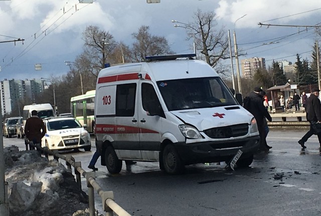 Скорая сбила несколько человек на Липецкой улице в Москве
