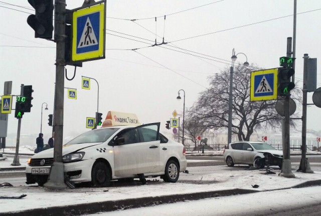 KIA и такси столкнулись на Дворцовой набережной в Санкт-Петербурге