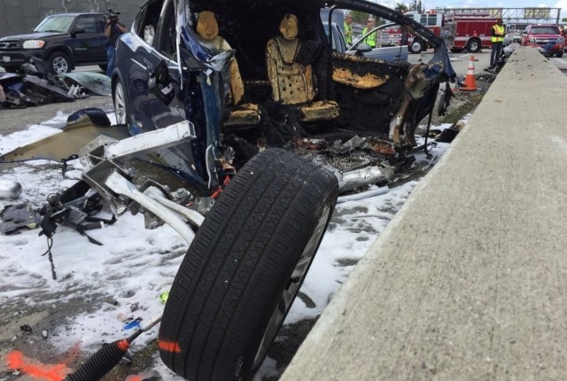 В США взорвавшийся после ДТП аккумулятор «Теслы» убил водителя