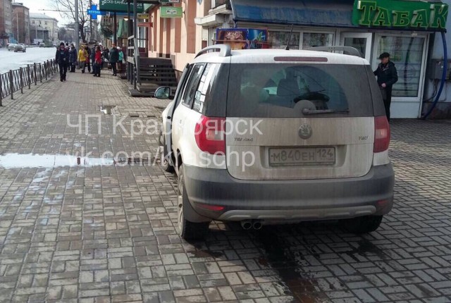 В Красноярске в результате ДТП женщина сбила на тротуаре пешехода. Видео
