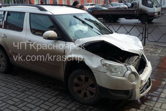 В Красноярске в результате ДТП женщина сбила на тротуаре пешехода. Видео
