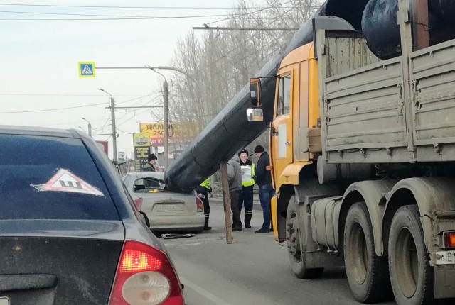 На Копейском шоссе выпавшая из грузовика труба раздавила «Шевроле»