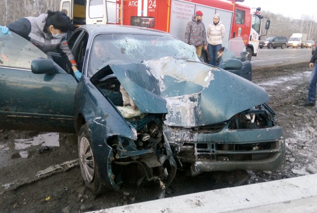 В Омске пьяный водитель повалил столб