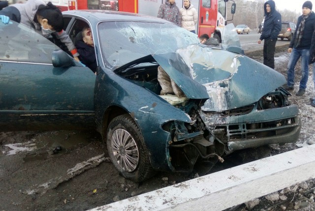 В Омске пьяный водитель повалил столб
