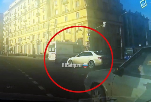 ДТП с участием скорой в Москве зафиксировал видеорегистратор