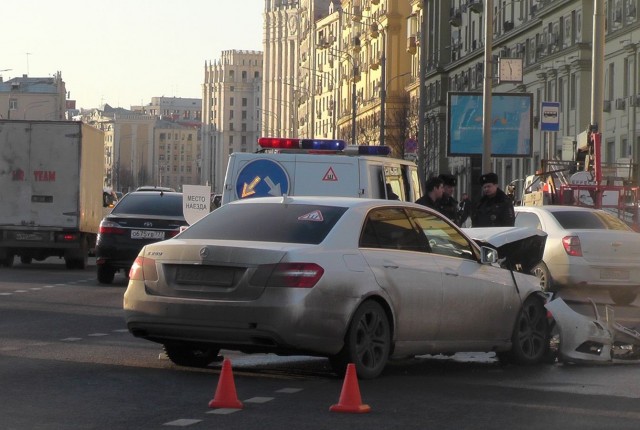 ДТП с участием скорой в Москве зафиксировал видеорегистратор