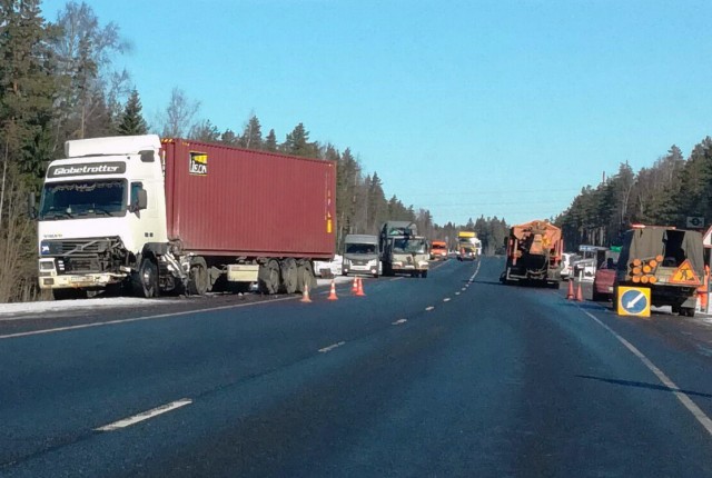 Один человек погиб и 8 пострадали в массовом ДТП на трассе «Скандинавия»