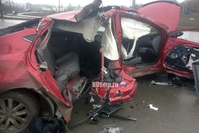 В Омске «Hyundai» с пьяным водителем разорвало о столб