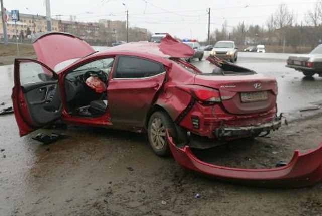 В Омске скончался пассажир врезавшегося в столб автомобиля