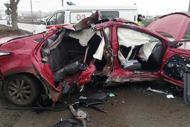 В Омске скончался пассажир врезавшегося в столб автомобиля
