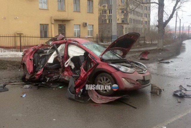 В Омске «Hyundai» с пьяным водителем разорвало о столб