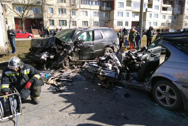 BMW врезался в «Кадиллак» с семьёй на улице Латышских Стрелков в Петербурге