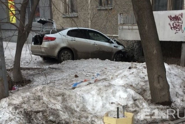 В Екатеринбурге после ДТП KIA врезался в жилой дом