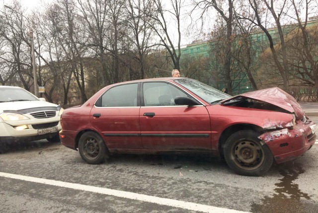 Пьяная женщина устроила ДТП на проспекте Гагарина в Петербурге и сбежала