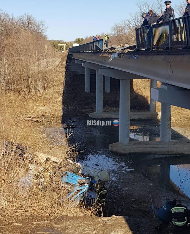 КАМАЗ с пропаном упал с моста в Оренбургской области. Водитель погиб