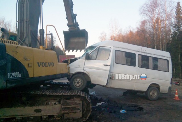 В Псковской области микроавтобус столкнулся с экскаватором