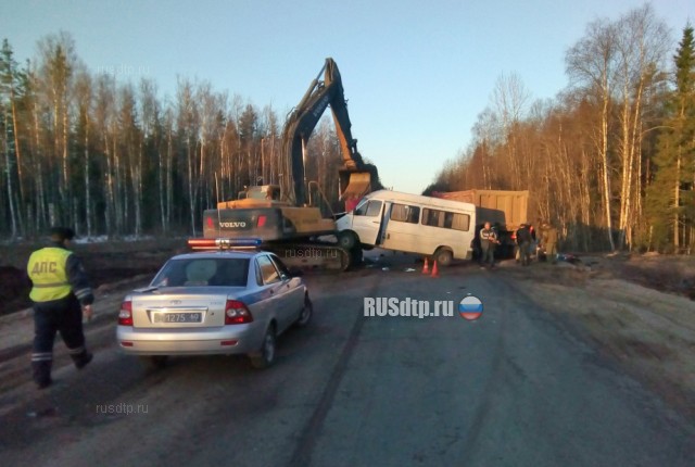 В Псковской области микроавтобус столкнулся с экскаватором