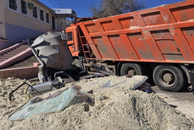 «Волгу» с людьми засыпало песком в результате ДТП в Тамбове