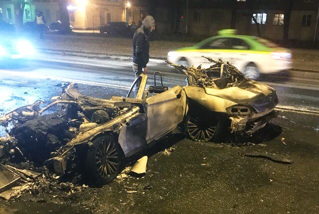 В Петербурге BMW разорвало о столб на скорости 200 км/ч