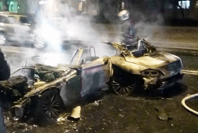 В Петербурге BMW разорвало о столб на скорости 200 км/ч