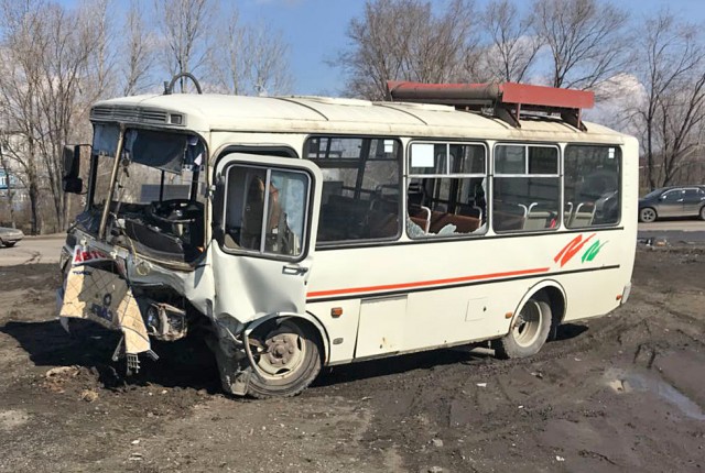 В Новокузнецке женщина на «Тойоте» пошла на таран автобуса